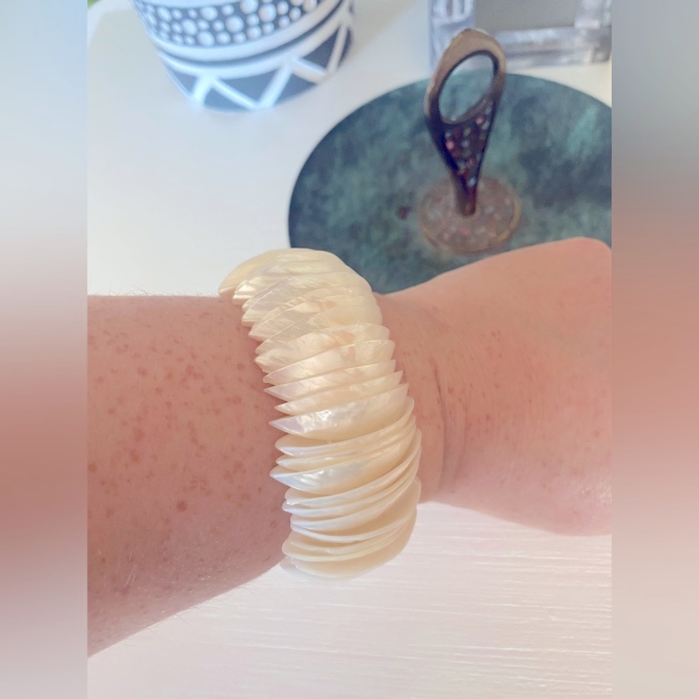 Vintage Beautiful Stretchy mother of pearl MOP thick bracelet